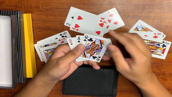 Sự khác biệt 2 game bài tính điểm hot nhất